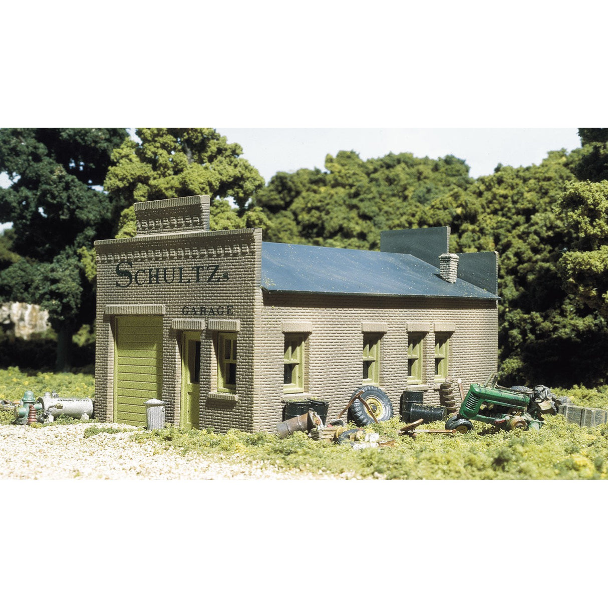 Woodland Scenics HO Scale Schultz's Garage DPM Kit