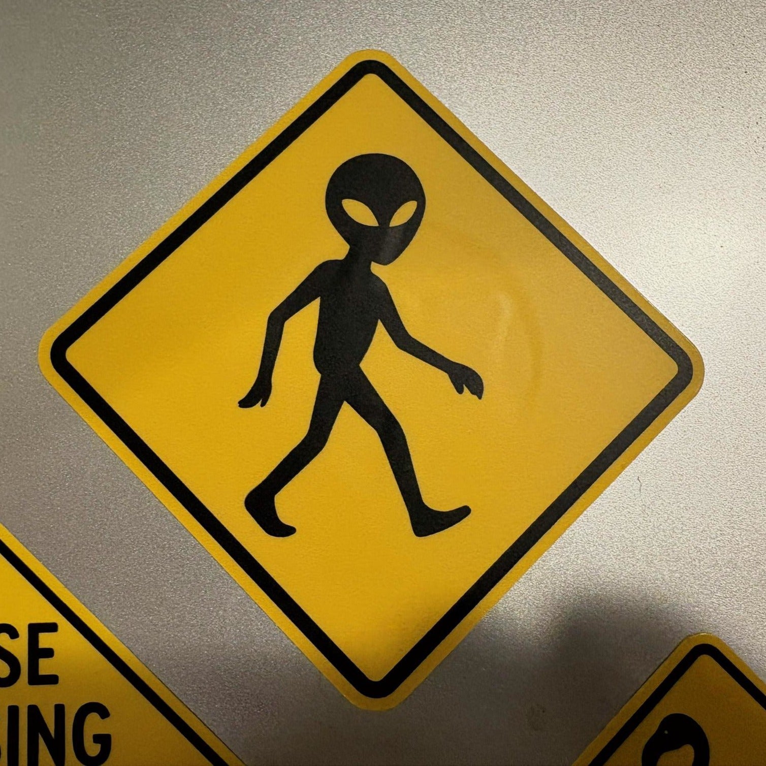 O Scale - Alien Crossing Sign - 2 Pack – Fusion Scale Hobbies