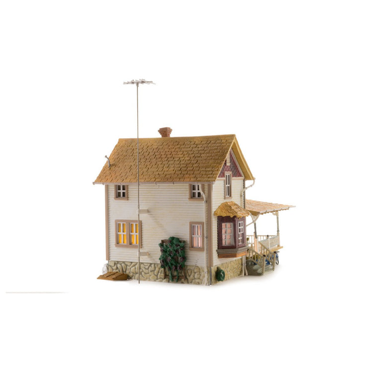 Woodland Scenics HO Scale  Corner Porch House Built and Ready