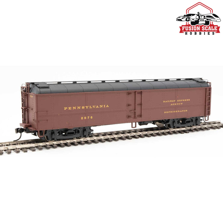 Walthers Proto HO Scale 50' Pennsylvania Class R50b Express Reefer Pennsylvania Railroad #2676 (Summer 1945 Scheme; Tuscan, black, Dulux Gold)