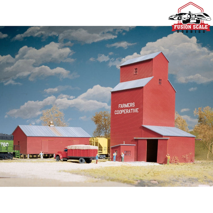 Walthers Cornerstone HO Scale Farmers Cooperative Rural Grain Elevator Kit Elevator: 87/8 x 71/4 x 10" 23 x 18 x 25cm