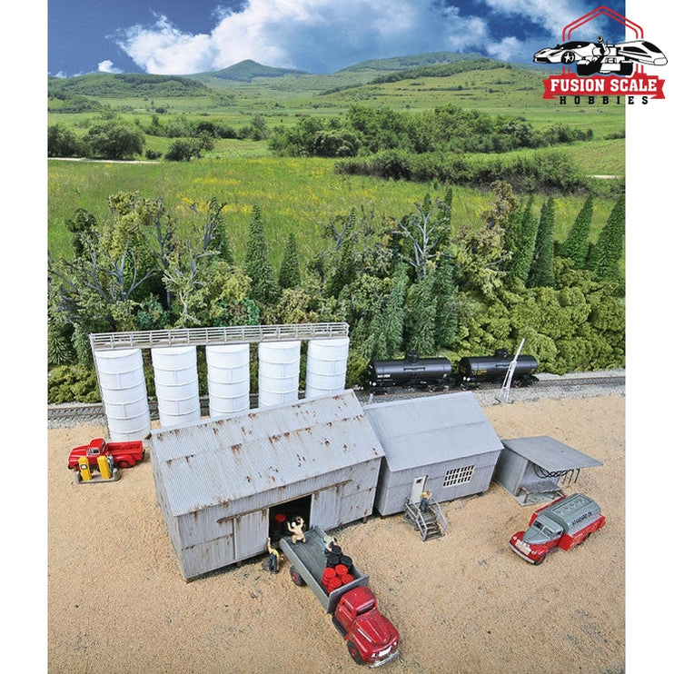 Walthers Cornerstone HO Scale Trackside Oil Dealer with Storage Tanks Kit