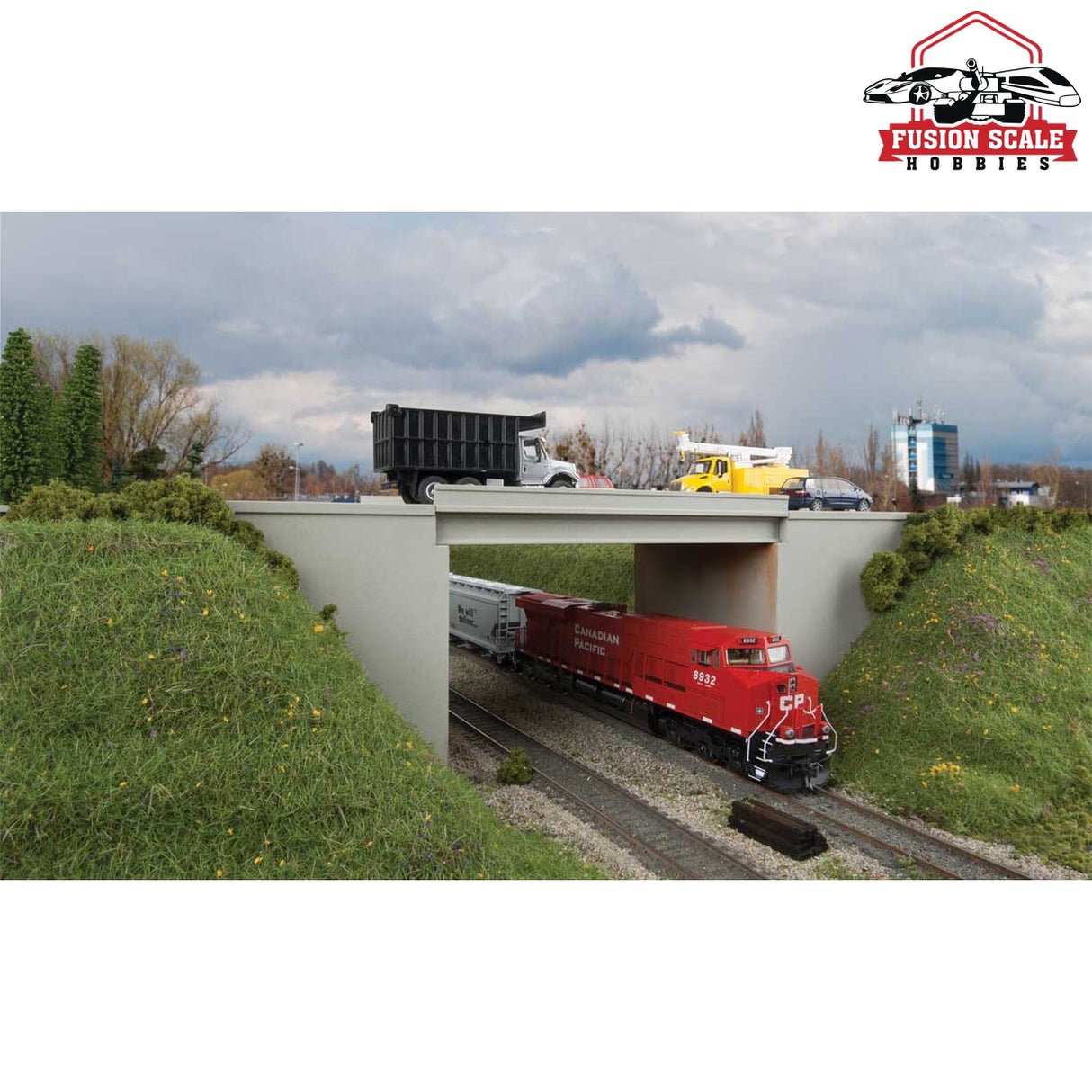 Walthers Cornerstone HO Scale Modern Concrete Highway Overpass Kit 1215/16 x 43/4" 32.9 x 12cm
