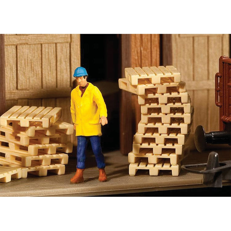 Walthers Wood Pallets -- Kit pkg(12)