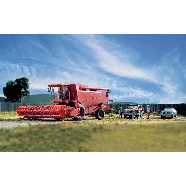 Walthers Farm Combine - Kit -- Includes Grain & Corn Heads