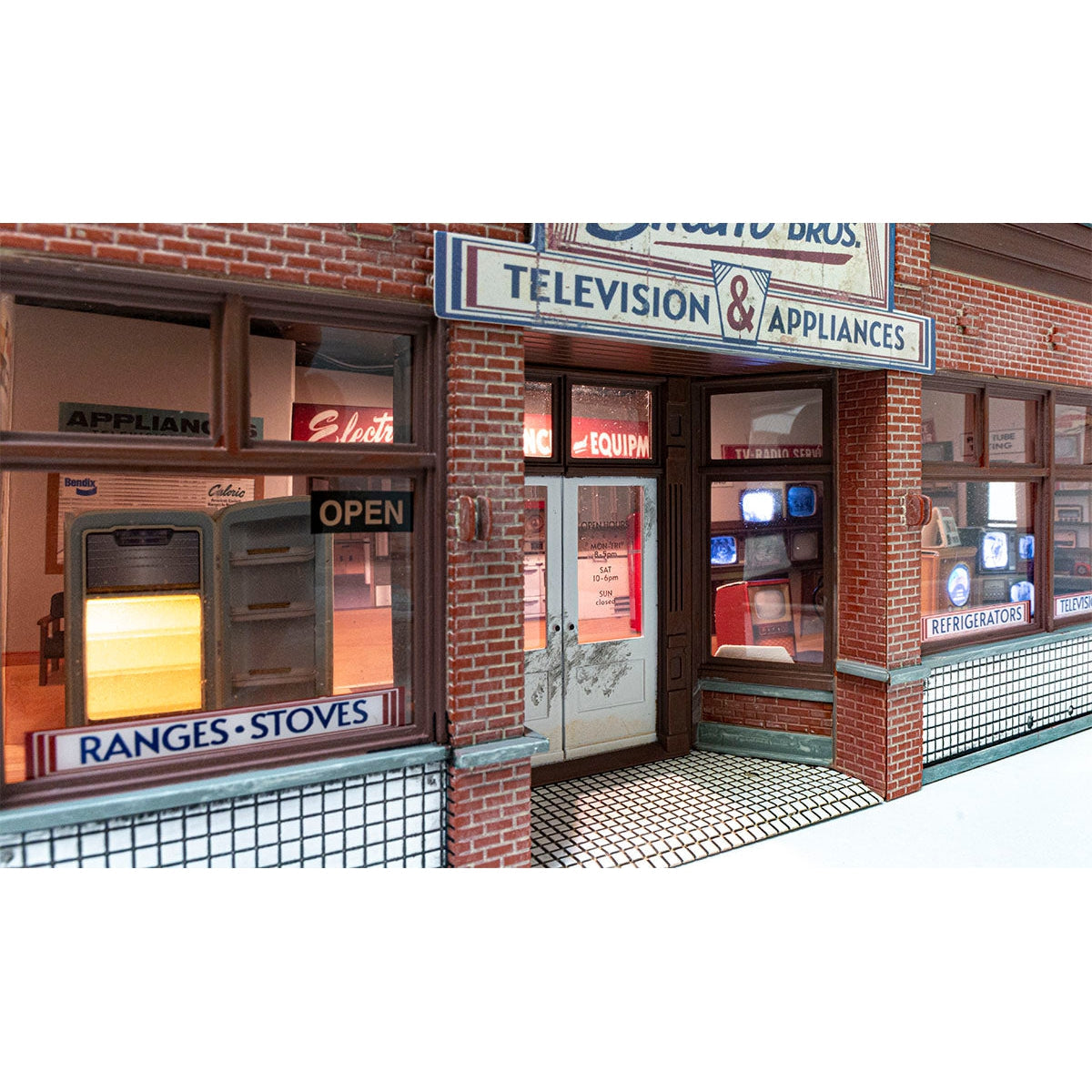 Woodland Scenics O Scale Smith Brothers TV & Appliance Store Built-&-Ready