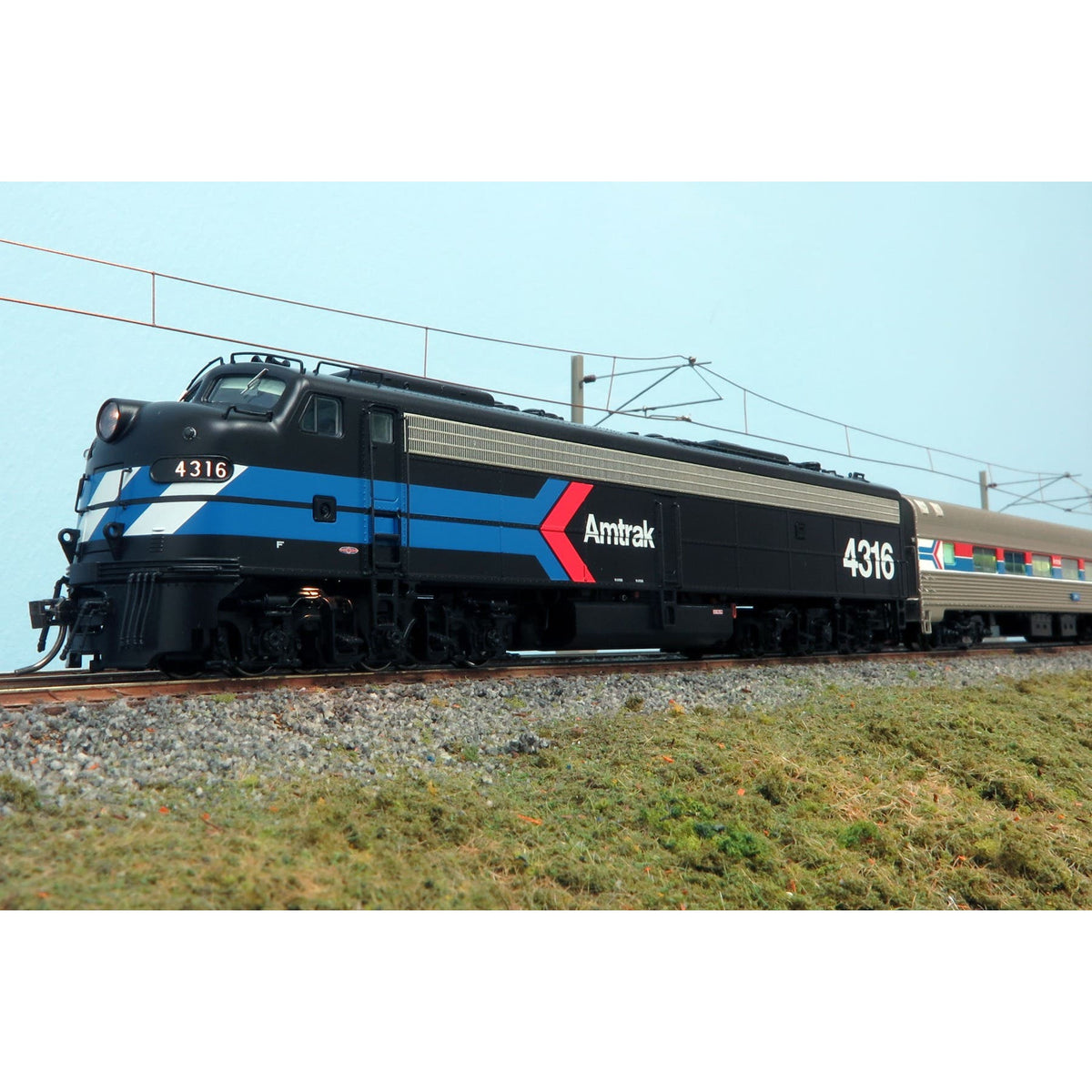 Fusion Train Engine Rapido HO Scale Amtrak 4316 EMD Day 1 E8 Limited Edition Locomotive wi ...
